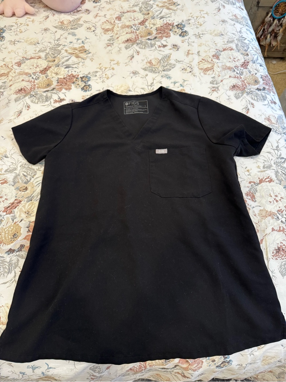 Figs Women's V-Neck Scrub Top in Black